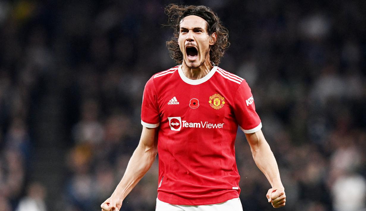 Edinson Cavani - Kehadiran Cristiano Ronaldo nampaknya benar-benar membuat posisi pemain asal Uruguay ini terpinggirkan di skuad Setan Merah. Bursa transfer Januari nanti bisa menjadi peluang sang pemain hijrah untuk kembali mendapat menit bermain di klub lain. (AFP/Glyn Kirk)