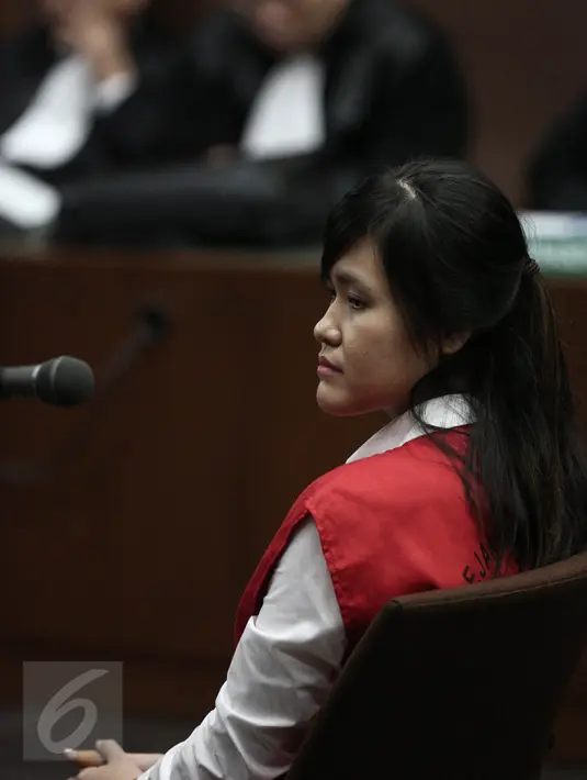 Jessica Kumala Wongso, tersangka pembunuhan Wayan Mirna Salihin, mendengarkan jawaban Jaksa Penuntut Umum (JPU) dalam sidang lanjutan di PN Jakarta Pusat, Selasa (21/6). Sidang tersebut dipimpin Ketua Majelis Hakim Kisyoro. (Liputan6.com/Faizal Fanani)