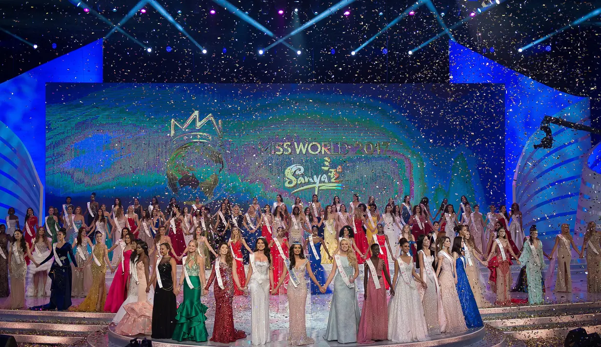 Kontestan ajang Miss World berpose seusai malam anugerah Miss World ke-67 di Sanya, Tiongkok, Sabtu (18/11). Mahasiswa kedokteran asal India, Manushi Chhillar (20 tahun) dinobatkan sebagai Miss World 2017. (NICOLAS ASFOURI/AFP)