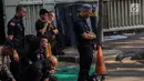 Pasukan Brimob menunaikan ibadah salat Ashar berjamaah disela pengamanan di kawasan Bundaran HI, Jakarta, Rabu (29/5/2019). Di tengah tugas mengamankan situasi, para anggota Brimob tak lupa untuk tetap menjalankan kewajibannya sebagai umat beragama. (Liputan6.com/Faizal Fanani)