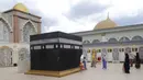 Pengunjung melintas di miniatur Kakbah di Masjid Nurul Iman, Blok M Square, Jakarta, Sabtu (2/4/2022). Miniatur Ka'bah itu sebagai fasilitas untuk calon jemaah dari agen perjalanan yang ingin melaksanakan latihan simulasi manasik haji dengan kapasitas 300 orang. (Liputan6.com/Herman Zakharia)