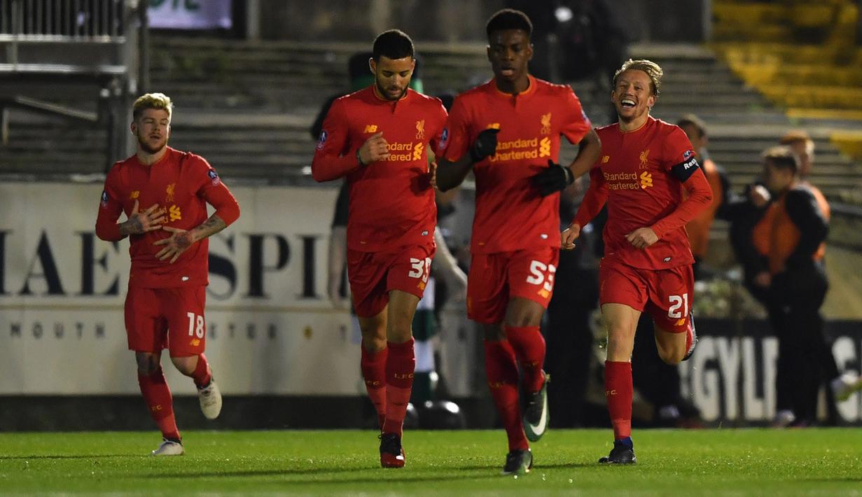 Ekspresi Lucas Leiva setelah berhasil mencetak gol bagi Liverpool ke gawang Plymouth Argyle di putaran ketiga Piala FA, Rabu (18/1/2017). (AFP/Ben Stansall)