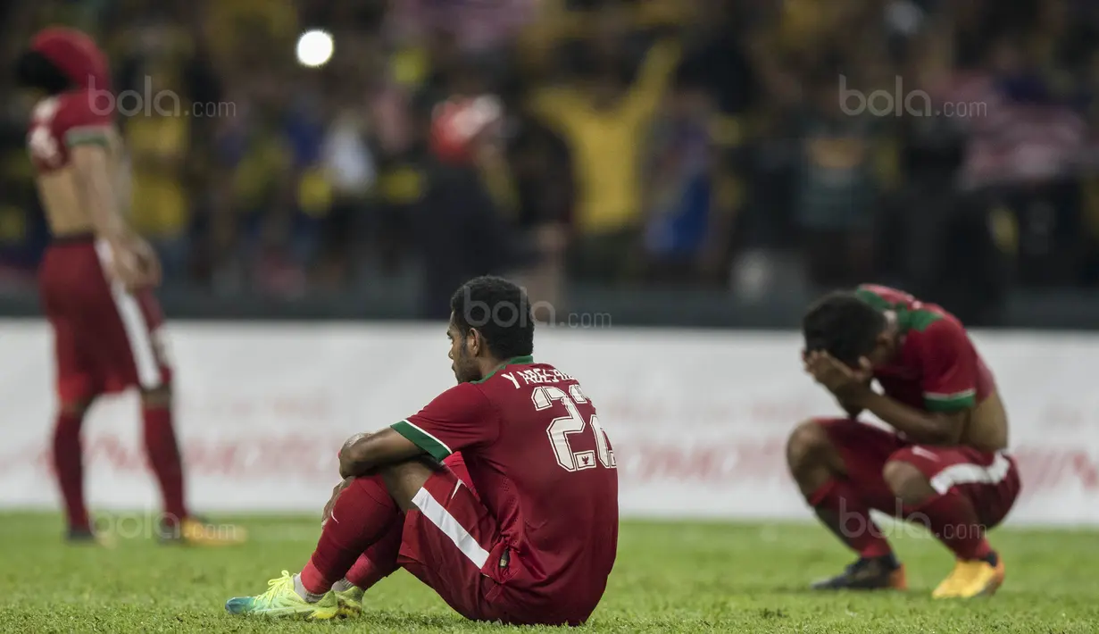 4. Tangis para pemain Timnas Indonesia pecah setelah wasit meniup peluit panjang tanda pertandingan berakhir, Garuda Muda gagal melaju ke final. (Bola.com/Vitalis Yogi Trisna)