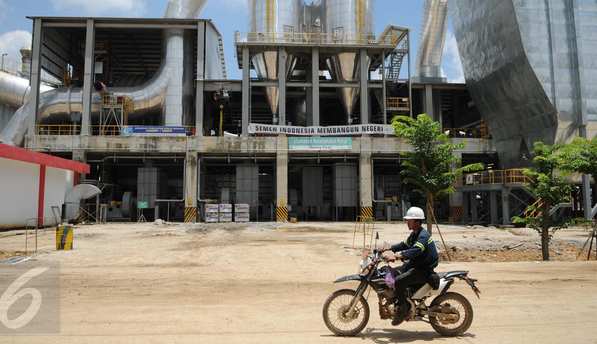 Pekerja melintasi area pabrik PT Semen Indonesia di Rembang, Jawa Tengah, Kamis (16/3). Meski mendapat penolakan dari sejumlah warga kendeng, PT Semen Indonesia menyatakan siap secara resmi mengoperasikan pabrik semennya. (Liputan6.com/Gempur M Surya)
