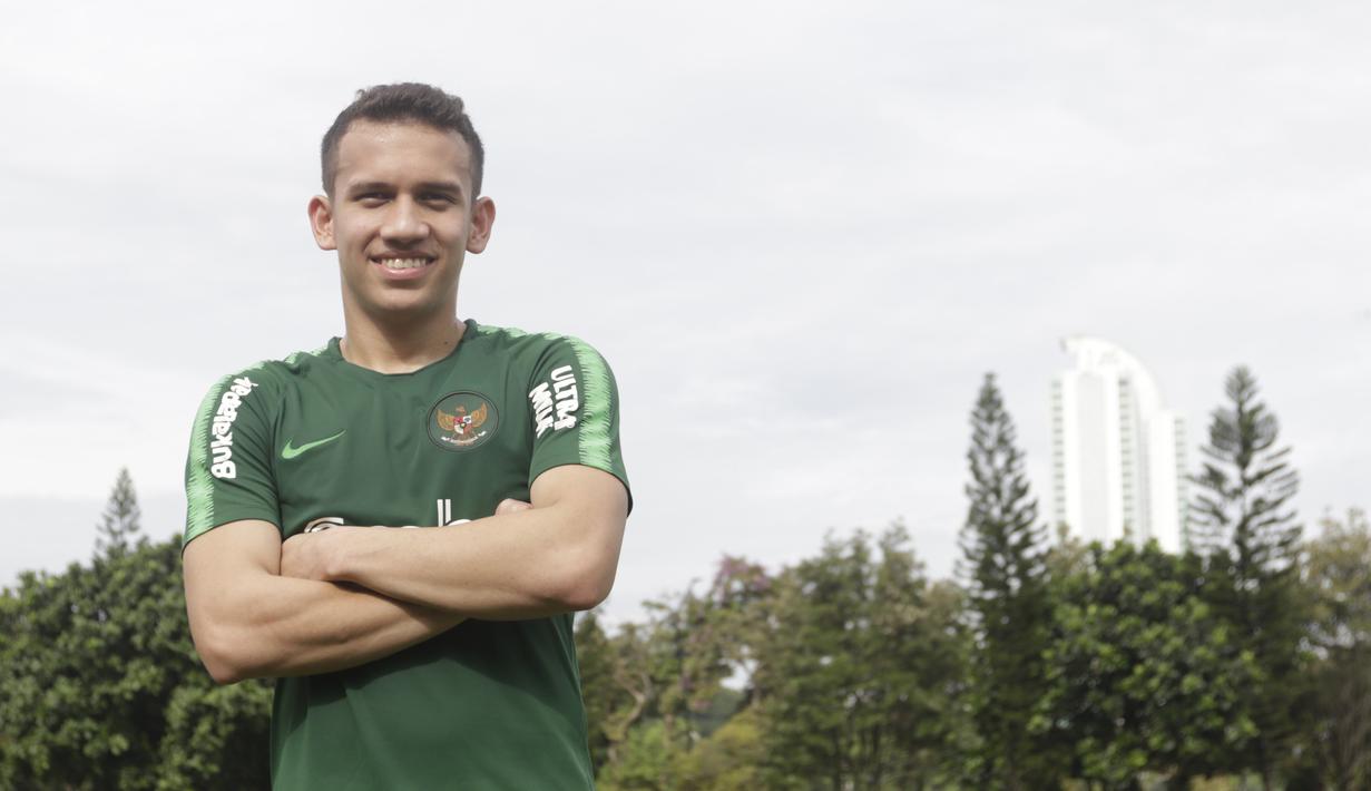 Pemain Timnas Indonesia U-23, Egy Maulana, berpose seusai latihan di Lapangan ABC, Jakarta, Kamis (14/3). Latihan ini merupakan persiapan jelang Kualifikasi Piala AFC U-23. (Bola.com/Vitalis Yogi Trisna)