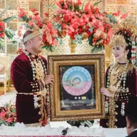 Tistha Nurma dan Afifuddin Kalla mengangkat figura maskawin yang berbentuk uang yang tersusun rapi (Instgaram/@tityhatta)