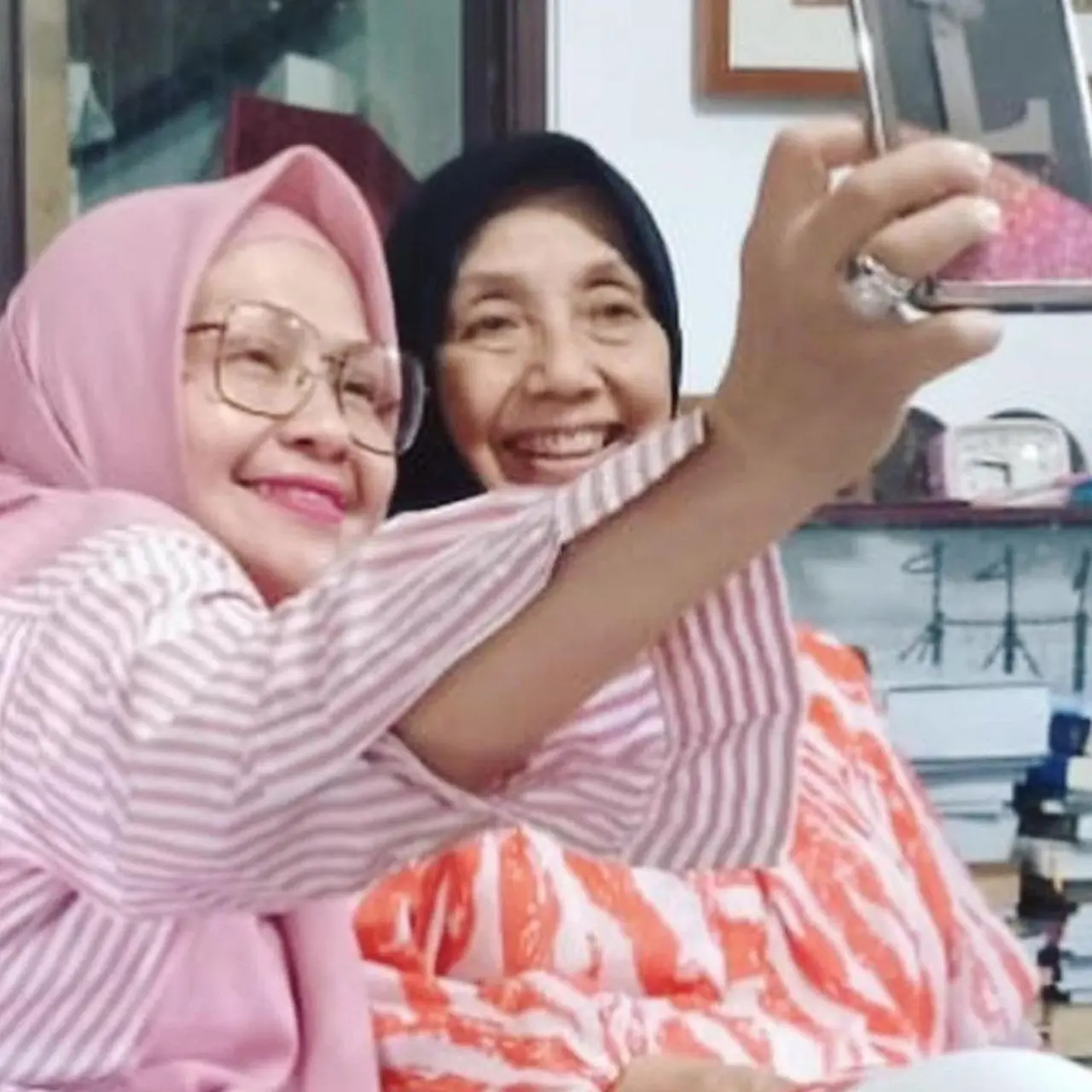6 Potret Kenangan Artis Tanah Air dengan Nani Wijaya, Merasa Sangat ...