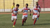 Pemain Persinga Ngawi, Ali Usman merayakan gol yang dicetaknya ke gawang Persibangga. (Bola.com/Vincensius Sawarno)
