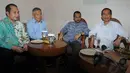 Jokowi dan para politisi dari PDIP dan Nasdem itu terlihat duduk bersama dengan Samad sambil menunggu pesawat yang mereka tumpangi siap untuk terbang (Liputan6.com/Herman Zakharia)
