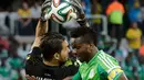 Penjaga gawang Iran, Alireza Haghighi (kiri) berhasil menahan bola yang mengarah ke Joseph Yobo (Nigeria) saat berlaga di babak penyisihan Piala Dunia Grup F, Baixada Arena, Brasil, (17/6/2014). (REUTERS/Henry Romero)
