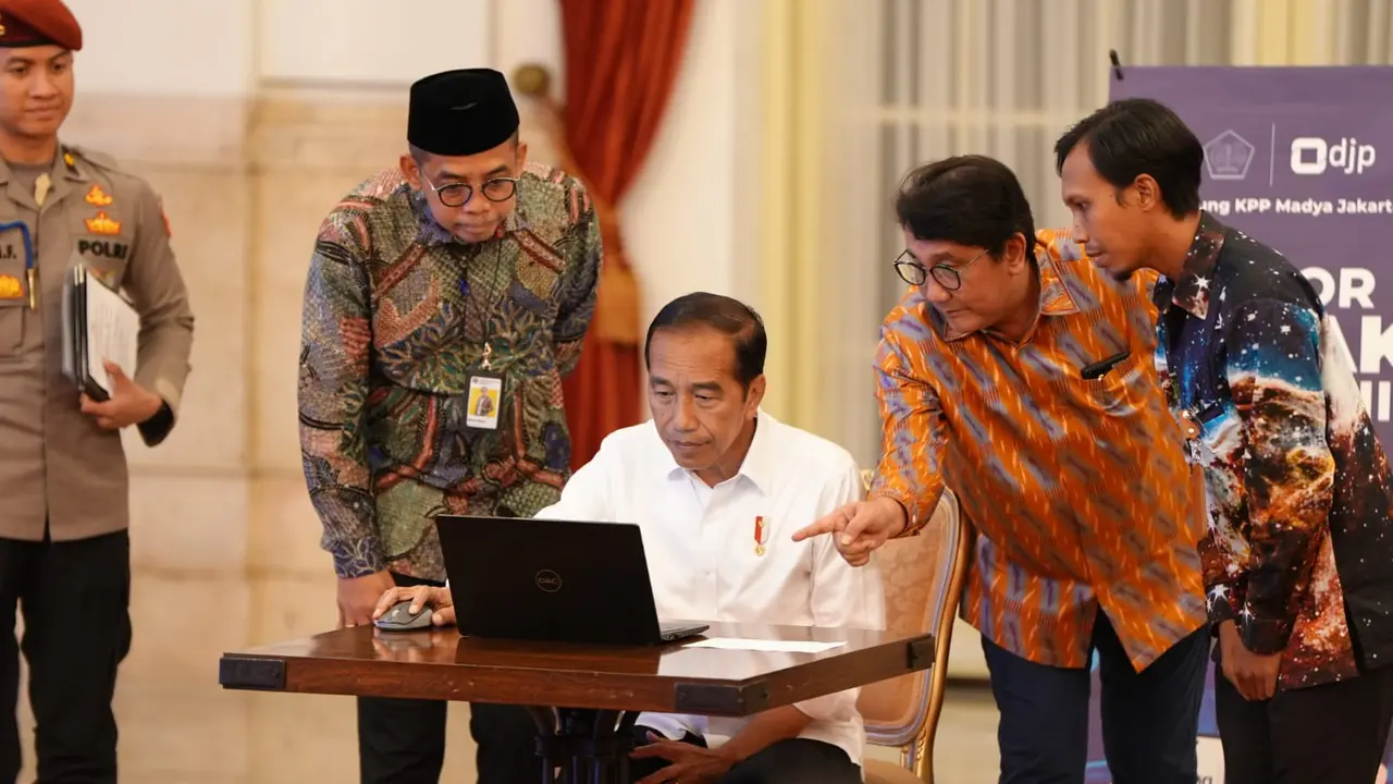 Presiden  Joko Widodo (Jokowi) melaporkan Surat Pemberitahuan Tahunan (SPT) Pajak Tahunan secara elektronik pada hari Jumat 22 Maret 2024 di istana negara. (Dok DJP)