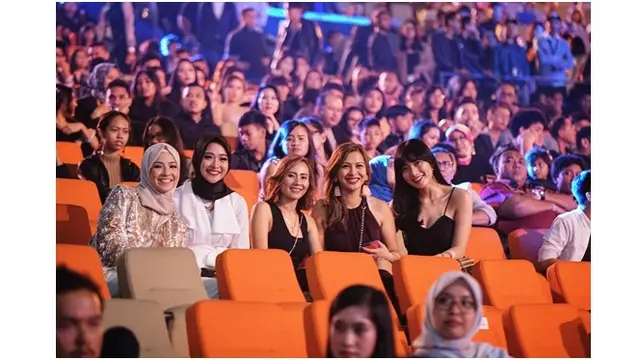Fifi Karamoy ternyata pernah tampil di publik lho, ia terlihat cantik dengan mengenakan gaun hitam. Di sana juga ada istri Desta.