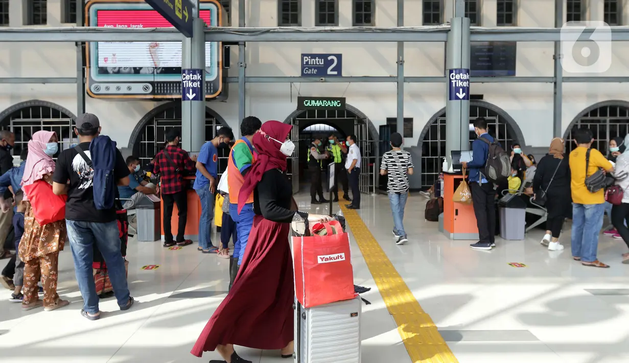 Aktivitas calon penumpang KA Jarak Jauh di Stasiun Pasar Senen, Jakarta, Selasa (18/5/2021). Stasiun Pasar Senen kembali beroperasi melayani keberangkatan dan kedatangan penumpang KA Jarak Jauh pasca berakhirnya masa pelarangan mudik Lebaran 2021. (Liputan6.com/Helmi Fithriansyah)