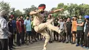 Polisi Punjab melompat saat membimbing pemuda selama pelatihan untuk menjadi Polisi Punjab, di Amritsar (28/6/2021). Polisi Punjab memiliki beragam layanan khusus, termasuk pencegahan dan pendeteksian kejahatan, pemeliharaan hukum dan ketertiban, serta penegakan Konstitusi India. (AFP/Narider Nanu)