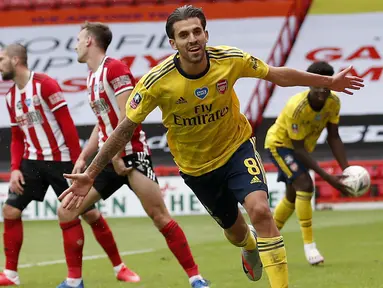 Pemain Arsenal Dani Ceballos melakukan selebrasi usai mencetak gol ke gawang Sheffield United pada putaran keenam Piala FA di Bramall Lane, Sheffield, Inggris, Minggu (28/6/2020). Arsenal melaju ke semifinal Piala FA usai menaklukkan Sheffield United 2-1. (Andrew Boyers/Pool via AP)