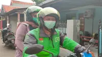 Dani Nurjaman salah satu mitra Gojek asal Cirebon tetap gigih mengaspal di tengah pandemi. Foto (Liputan6.com / Panji Prayitno)