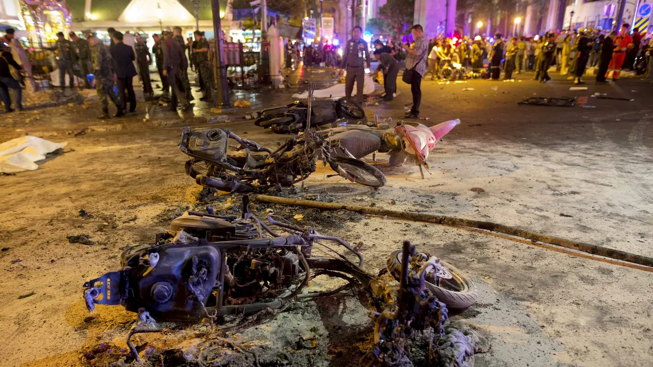20150817-Foto-foto Mengerikan Ledakan Bom di Kuil Bangkok