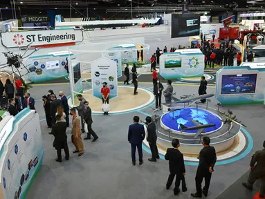 Pengunjung berkumpul di Paviliun ST Engineering saat Singapore Airshow 2022 di Singapura, Selasa (15/2/2022). Singapore Airshow 2022 dimulai pada hari ini hingga 18 Februari. (ROSLAN RAHMAN/AFP)
