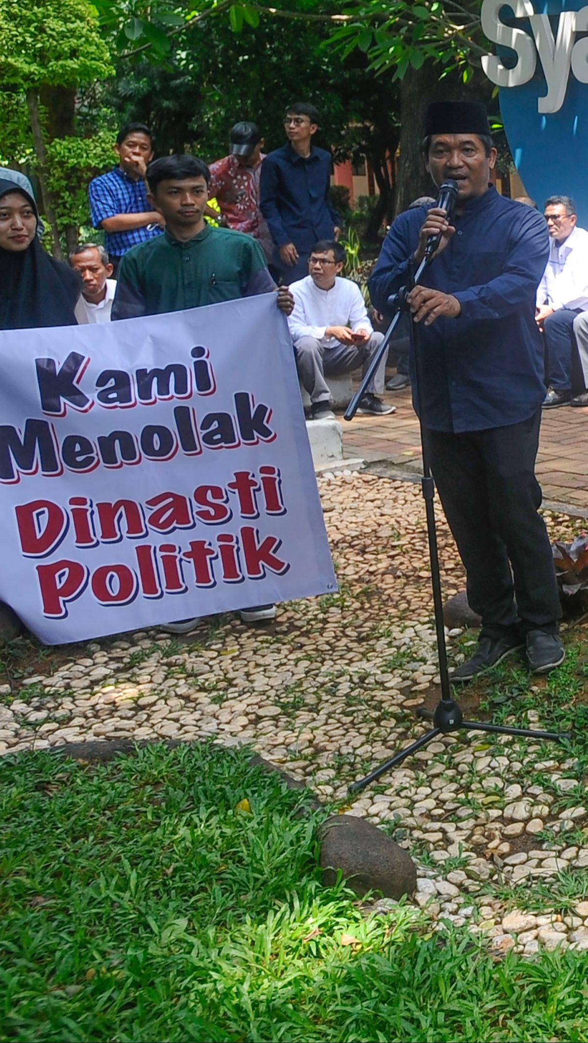 Pengamat politik sekaligus pendiri Lingkar Madani (Lima) Ray Rangkuti berbicara dalam penyampaian pernyataan sikap terkait Pemilu 2024 dan kondisi demokrasi yang tertuang pada 'Seruan Ciputat' di Kampus UIN, Ciputat, Tangerang Selatan, Senin (5/2/2024).&n