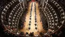 Ratusan pasangan penari tampil pada pembukaan acara tradisional Opera Ball di Gedung Opera Nasional Wina, Austria, Kamis (23/2). Opera Ball merupakan acara tahunan masyarakat Austria yang digelar sejak 1935. (HERBERT NEUBAUER/APA/AFP)