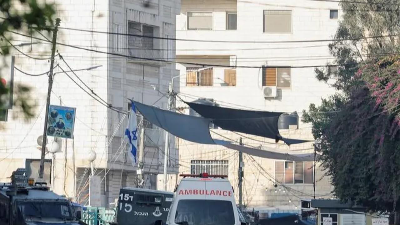 Selain itu, seperti dikutip dari Middle East Eye, pasukan Israel juga mengerahkan drone pengintai hingga menempatkan sniper di atas atap gedung.