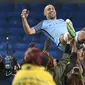 Bek Manchester City, Pablo Zabaleta, diangkat rekan setimnya usai pertandingan Liga Inggris melawan West Bromwich Albion di Stadion Etihad, Selasa, (16/05/2017). Zabaleta resmi pamit dari klub Manchester City. (AFP/ Anthony Devlin)