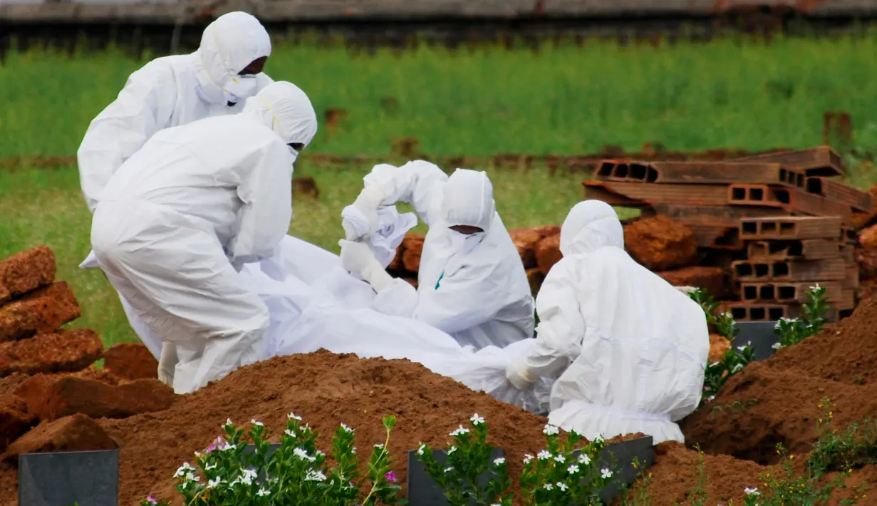 Paramedis memakai pakaian pelindung saat menguburkan jenazah yang tewas akibat virus Nipah di Kozhikode, Kerala, India Selatan, Kamis (24/5). Langkah tersebut dilakukan untuk mencegah penularan virus Nipah. (AP Photo/K.Shijith)