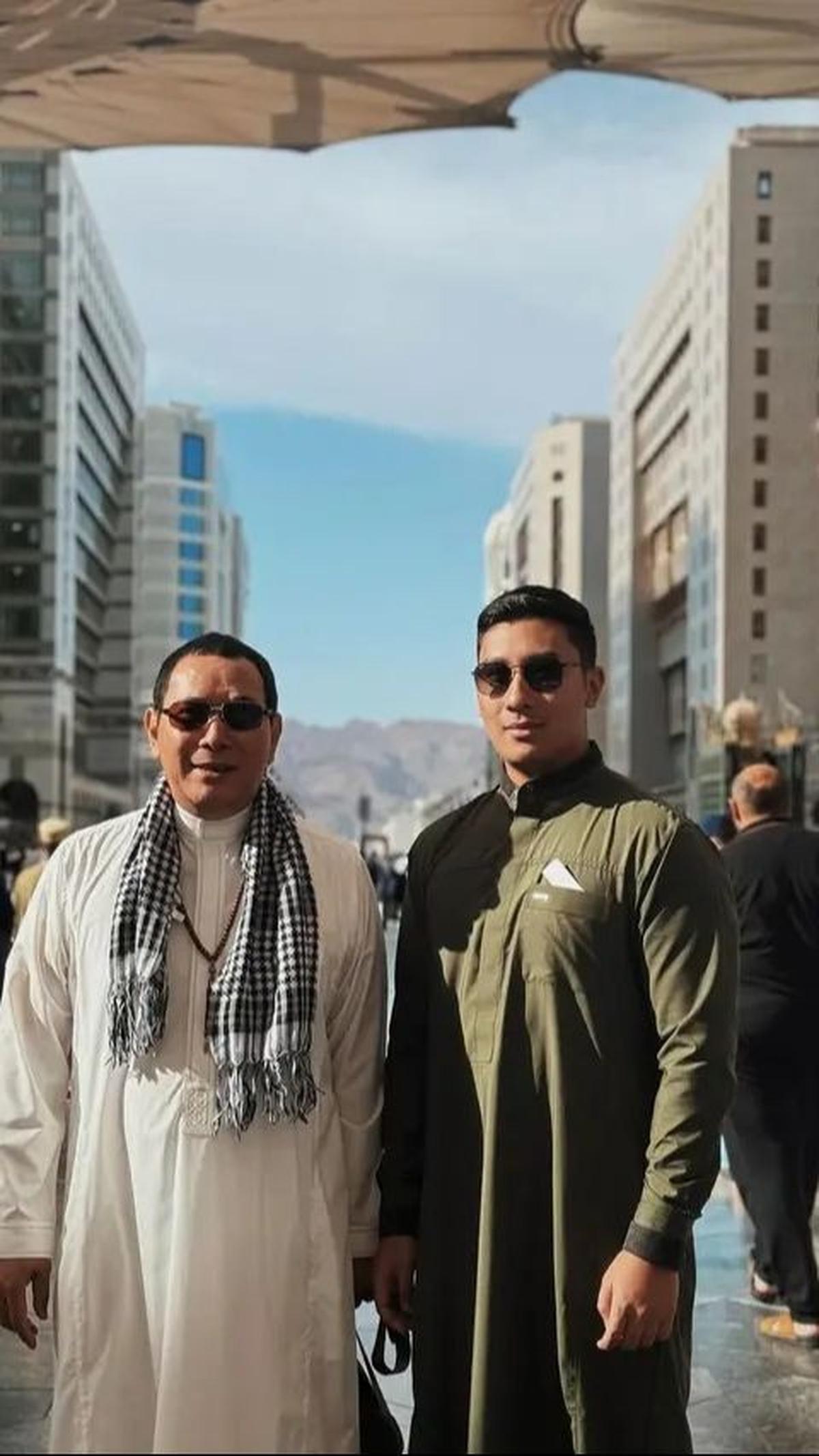 Darma juga membagikan potret bersama sang ayah, Tommy Soeharto.
