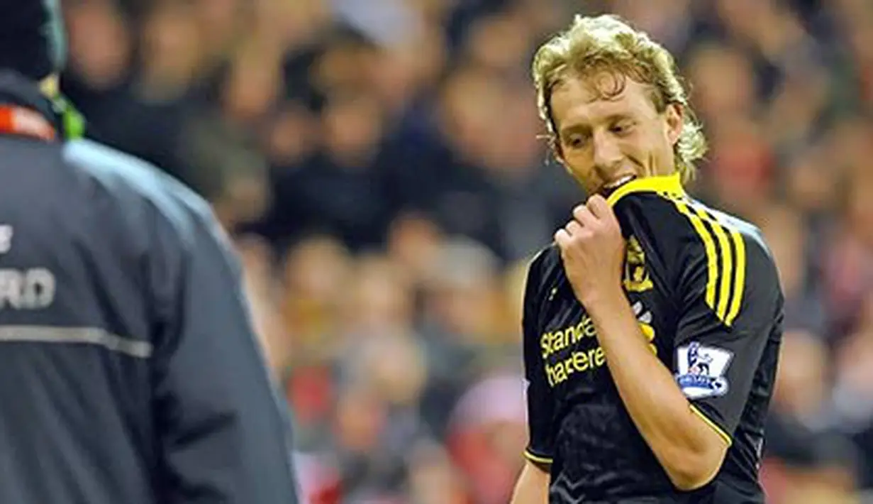 Kekecewaan gelandang Liverpool Lucas Leiva ketika harus meninggalkan lapangan kaibat dikartu merah pada laga kontra Stoke City di Britannia Stadium, 13 November 2010. AFP PHOTO/PAUL ELLIS