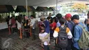 Sejumlah orang terlihat antre untuk menaiki salah satu wahana di kawasan wisata Ancol, Jakarta, Kamis (31/12). Malam pergantian tahun nanti rencananya akan dimeriahkan pesta kembang api dan konser grupband Noah dan Wali. (Liputan6.com/Gempur M Surya)