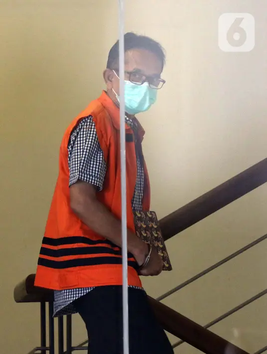 Mantan Direktur Utama PTDI, Budi Santoso menuruni anak tangga Gedung KPK Jakarta, Senin (7/9/2020). KPK memperpanjang masa penahanan Direktur Utama PTDI, Budi Santoso. (Liputan6.com/Helmi Fithriansyah)
