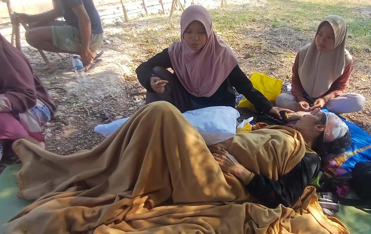Terdampak Gempa M 7,7 Pasien Rumah Sakit Dirawat di Tenda