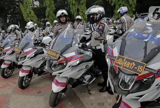 Polisi mengecek fasilitas kendaraan pengamanan perayaan Natal 2019 dan Tahun Baru 2020 di Parkir Timur GBK, Jakarta, Senin (25/11/2019). Kendaraan yang dicek meliputi motor patwal, mobil patroli dan pengawasan jalan hingga angkutan derek. (Liputan6.com/Faizal Fanani)