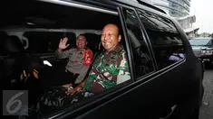 Kapolda Metro Jaya, M Iriawan (kanan) bersama Pangdam Jaya Teddy Lhaksamana meninggalkan Bareskrim Mabes Polri di KKP Jakarta, Kamis (3/11). Kapolda Metro Jaya ikut memantau perkembangan pemeriksaan Habib Rizieq. (Liputan6.com/Helmi Fithriansyah)