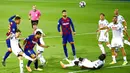 Pemain Barcelona, Clement Lenglet, mencetak gol ke gawang Napoli pada laga Liga Champions di Stadion Camp Nou, Sabtu (8/8/2020). Barcelona menang 3-1 atas Napoli. (AP/Joan Monfort)