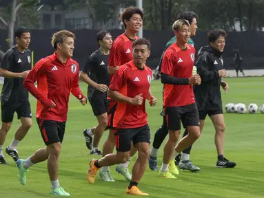 Sejumlah pesepak bola dari tim nasional Jepang mengikuti sesi latihan terbuka di Lapangan A Kompleks Gelora Bung Karno, Senayan, Jakarta, Senin (11/11/2024). (Liputan6.com/Herman Zakharia)