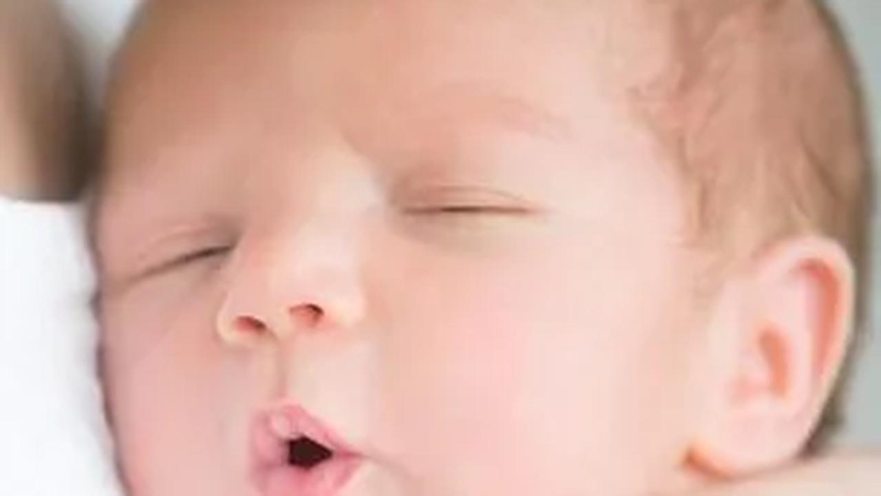Jadi, daripada fokus pada mencukur rambut bayi untuk membuatnya lebih tebal, lebih baik perhatikan kebersihan dan kesehatan rambut serta kulit kepala.