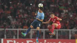 Duel pemain Persija Jakarta, Rezaldi Hehanussad an pemain JDT pada laga Piala AFC 2018 di Stadion Utama Gelora Bung Karno, Jakarta, Selasa (10/4/2018). Persija Jakarta menang 4-0.  (Bola.com/Nick Hanoatubun)
