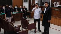 Terdakwa Richard Eliezer Pudihang Lumiu bersiap menjalani sidang dengan agenda pembacaan vonis oleh Majelis Hakim dalam kasus pembunuhan Brigadir Yosua Hutabarat di Pengadilan Negeri Jakarta Selatan, Rabu (15/2/2023). Sebelumnya Richard Eliezer Pudihang Lumiu di Tuntut 12 Tahun Penjara oleh Jaksa Penuntut Umum (JPU). (Liputan6.com/Johan Tallo)