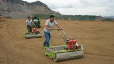 Sejumlah orang menabur benih rumput pada ladang yang direstorasi dari bekas tambang di Kota Maquanzi, Wilayah Otonom Etnis Manchu Qinglong, Provinsi Hebei, China, 5 September 2020. Wilayah tersebut berfokus pada restorasi tambang terbuka dan reklamasi sekitar 584 hektare lahan. (Xinhua/Yang Shiyao)