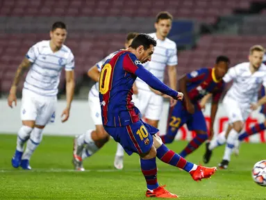 Striker Barcelona, Lionel Messi, melepaskan tendangan penalti saat melawan Dynamo Kiev pada laga Liga Champions di Stadion Camp Nou, Kamis (5/11/2020). Barcelona menang dengan skor 2-1. (AP/Joan Monfort)
