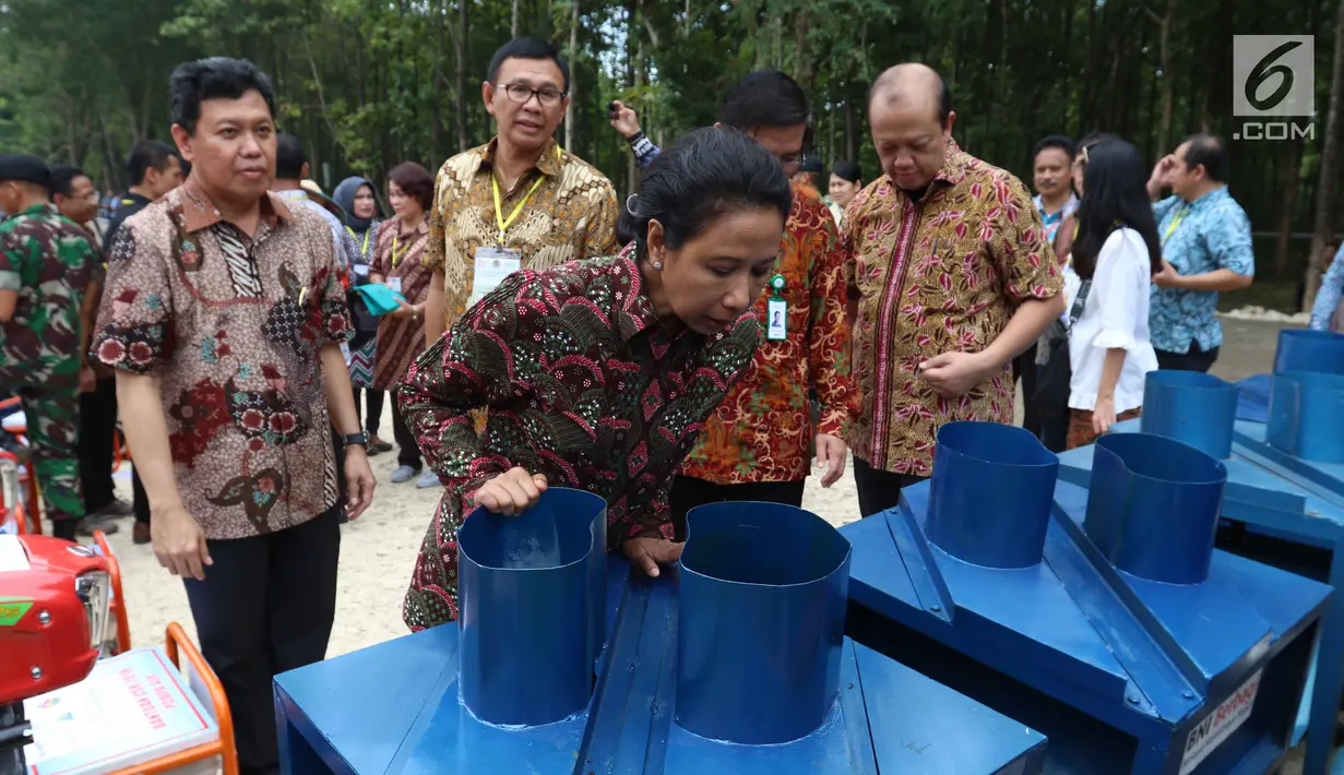 Menteri BUMN Rini Soemarno meninjau perlengkapan pendukung produksi pertanian di Tuban, Jawa Timur, Jumat (9/3). Pemerintah melalui PT BNI menyalurkan KUR kepada petani penggarap lahan hutan melalui Program Perhutanan Sosial. (Liputan6.com/Angga Yuniar)