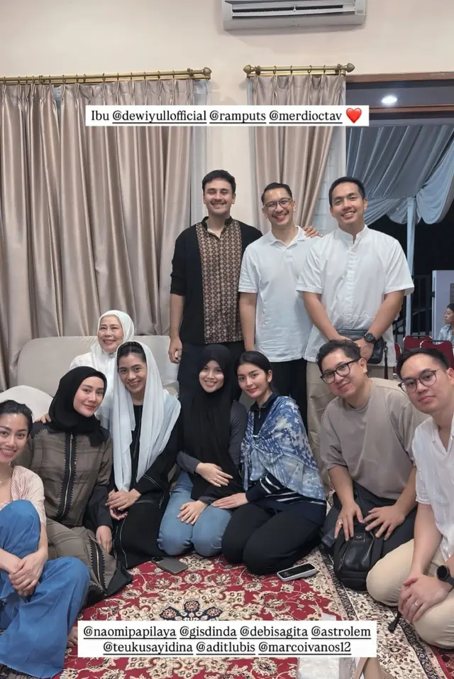 7 Potret Dewi Yull ikut tahlilan 7 hari meninggalnya Ray Sahetapy, kenang kebaikan mantan suami