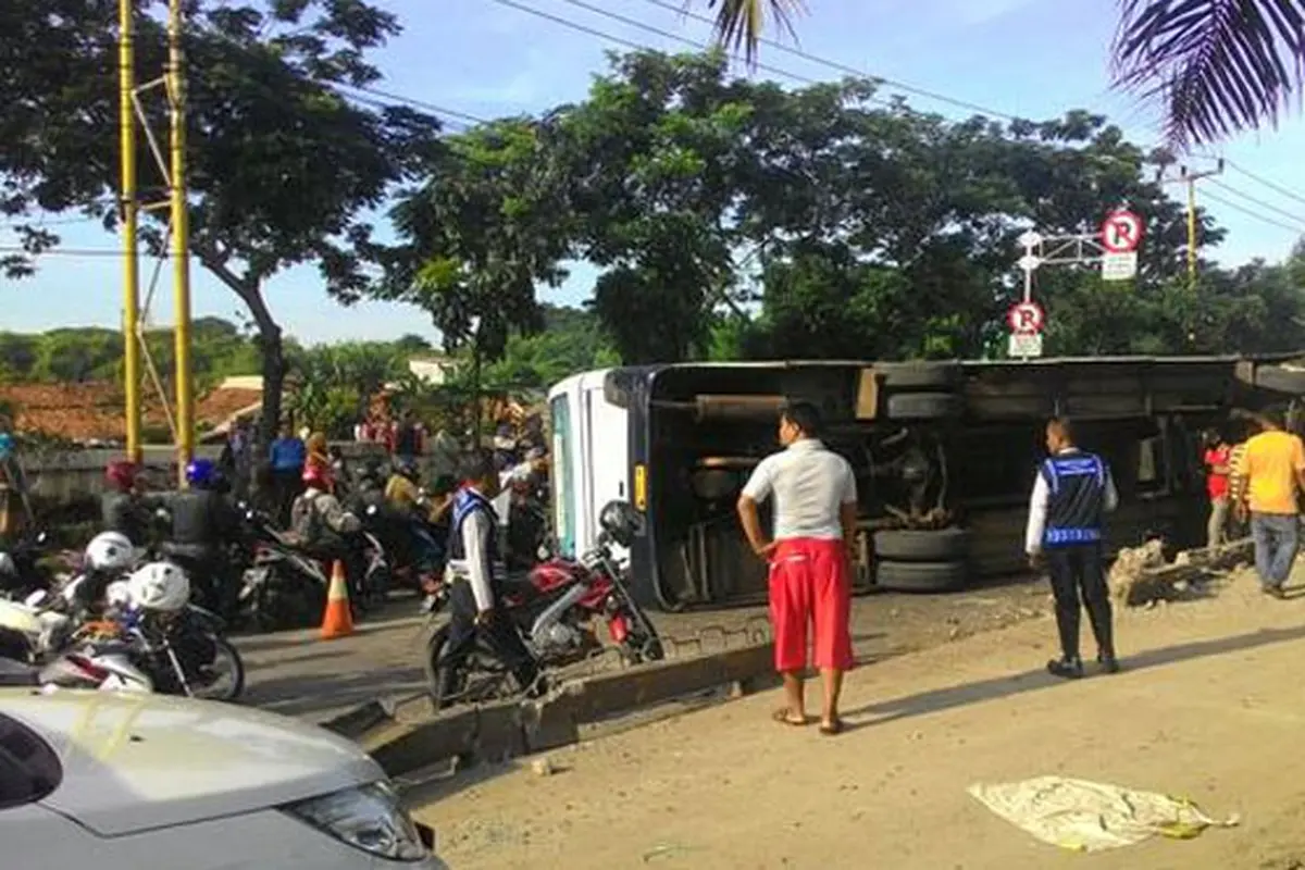 Bus DAMRI terguling