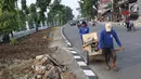 Pekerja menyelesaikan pembuatan taman dan trotoar di sepanjang Jalan Raya Lenteng Agung Timur, Jakarta, Kamis (28/9). Pembuatan taman bertujuan untuk ruang terbuka hijau agar tidak disalahgunakan sebagai hunian liar. (Liputan6.com/Immanuel Antonius)