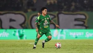 Aksi pemain Persebaya Surabaya,&nbsp;Gali Freitas saat timnya melawan PSIM Yogyakarta&nbsp;pada BRI Super League 2025/2026 di Stadion Gelora Bung Tomo, Surabaya,&nbsp;Jumat (8/8/2025). (Bola.com/Abdul Aziz)&nbsp;
