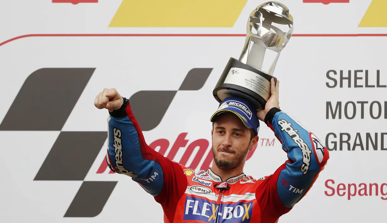 Pebalap Ducati, Andrea Dovizioso, melakukan selebrasi usai menjuarai balapan MotoGP Malaysia di Sirkuit Sepang, Minggu (29/10/2017). Dovizioso finis pertama dengan catatan waktu 44 menit 51,497 detik. (AP/Vincent Thian)