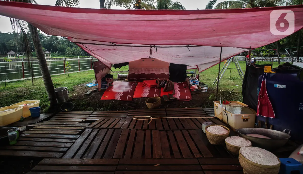 Suasana dapur umum Kementerian Sosial di halaman Gedung Konvensi, TMP Kalibata, Jakarta, Kamis (5/8/2021). Sebanyak 16.000 makanan setiap harinya disiapkan bagi tenaga kesehatan, petugas penyekatan PPKM dan petugas TPU serta warga yang isolasi mandiri di wilayah Jabodetabek (Liputan6.com/JohanTallo)