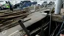 Jalan di dekat JPO Polda Metro Jaya amblas dan menciptakan lubang, Jakarta, Rabu (11/11/2015). Akibat amblasnya jalan tersebut, JPO Polda ditutup sementara. (Liputan6.com/Yoppy Renato)
