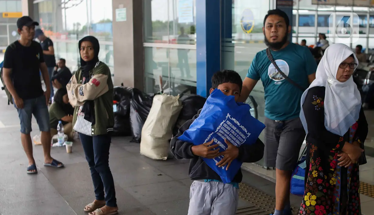 Menurut keterangan petugas, suasana terminal Pulogebang pagi ini tak seramai kemaren sore yang mencapai kurang lebih 3.000 penumpang. (Liputan6.com/Herman Zakharia)